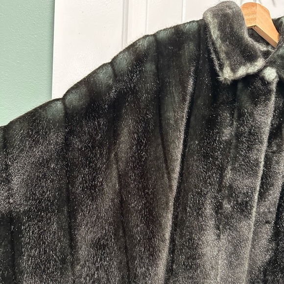 La Maison de la Fausse Fourrure x Sak Fifth Avenue Vintage Faux Fur Cape - Picture 3 of 11